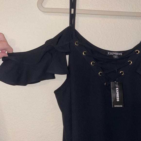 Express ruffle off the shoulder too - Picture 2 of 2